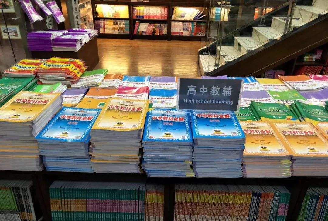 挨着小学校做什么小生意（小学旁边开辅书店年入百万）